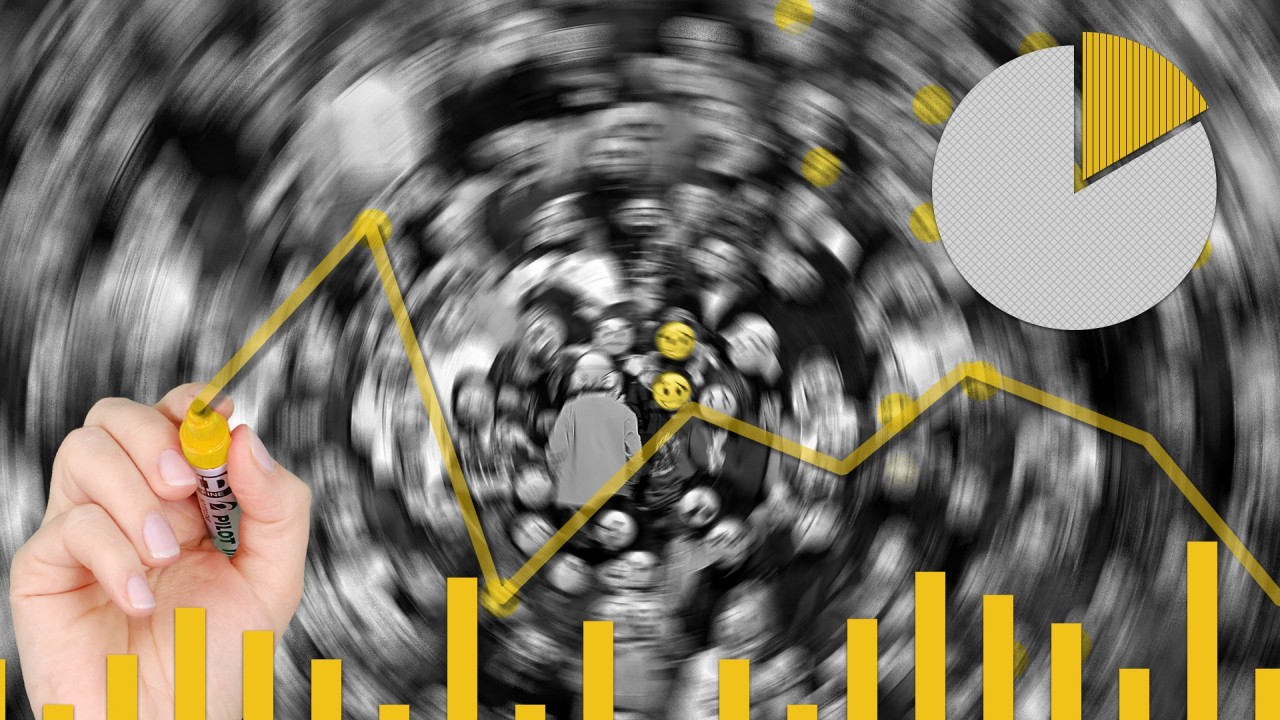 Crowd of people predicition analytics with bars and graphs